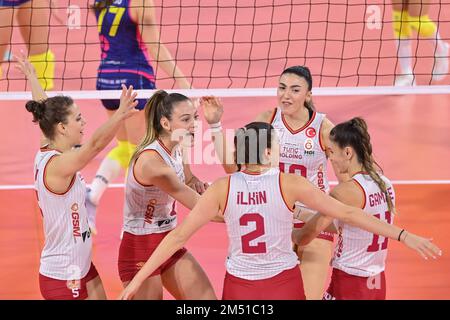 Florence, Italie. 22nd décembre 2022. Galatasaray HDI Sigorta Istanbul les joueurs célèbrent pendant Savino Del Bene Scandicci vs Galatasaray HDI Sigorta Istanbul, Volleyball coupe CEV femmes Championnat à Florence, Italie, 22 décembre 2022 Credit: Independent photo Agency/Alay Live News Banque D'Images