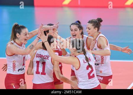Florence, Italie. 22nd décembre 2022. Galatasaray HDI Sigorta Istanbul les joueurs célèbrent pendant Savino Del Bene Scandicci vs Galatasaray HDI Sigorta Istanbul, Volleyball coupe CEV femmes Championnat à Florence, Italie, 22 décembre 2022 Credit: Independent photo Agency/Alay Live News Banque D'Images