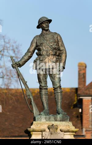 La statue de soldat de bronze classée II devant la cathédrale de Winchester - le King's Royal Rifle corps WWI et le mémorial de guerre de la Seconde Guerre mondiale - par John Tweed. Angleterre Banque D'Images