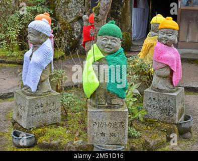 Jizo Bosatsu, statues de moines bouddhistes au temple de Daisho-in, île de Miyajima, Japon. Banque D'Images