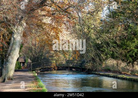 vieux pont rustique au-dessus de la rivière avec des arbres de couleur automnale se reflétant dans l'eau Banque D'Images