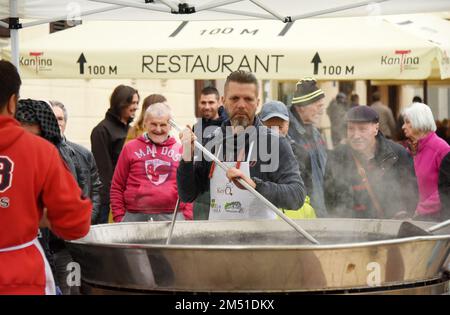 La préparation du risotto noir dans un grand padel Pula a eu lieu au marché vert Pula. Sous le relais du chef Budimir Zizovic, environ 400 portions ont été préparées et distribuées aux citoyens, à Pula, en Croatie, sur 24 décembre 2022. Photo: SASA Miljevic/PIXSELL crédit: Pixsell/Alay Live News Banque D'Images