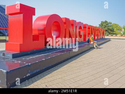 Enseigne de long Live Rock, ajoutée au Rock and Roll Hall of Fame plaza en novembre 2016. Le panneau de 78 mètres de haut est une toile de fond populaire. Banque D'Images