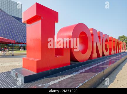 Enseigne de long Live Rock, ajoutée au Rock and Roll Hall of Fame plaza en novembre 2016. Le panneau de 78 mètres de haut est une toile de fond populaire. Banque D'Images