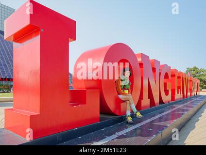 Enseigne de long Live Rock, ajoutée au Rock and Roll Hall of Fame plaza en novembre 2016. Le panneau de 78 mètres de haut est une toile de fond populaire. Banque D'Images