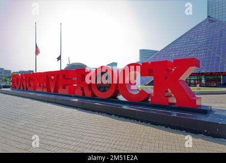 Enseigne de long Live Rock, ajoutée au Rock and Roll Hall of Fame plaza en novembre 2016. Le panneau de 78 mètres de haut est une toile de fond populaire. Banque D'Images