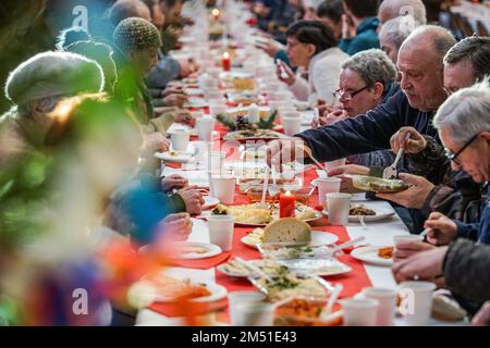 Sopot, Pologne. 24th décembre 2022. Plus de 300 personnes ont pris part au repas de la veille de Noël à Sopot, en Pologne le 24 décembre 2022, le repas traditionnel polonais de la veille de Noël a été organisé par l'organisation caritative chrétienne Caritas Pologne. Les gens ont partagé une tranche spéciale lors de l'échange de voeux de Noël. Les sans-abri et les pauvres étaient regallés avec des bigos traditionnels polonais, des pierogi, du poisson, du pain et des gâteaux. (Photo de Vadim Pacajev/Sipa USA) crédit: SIPA USA/Alay Live News Banque D'Images