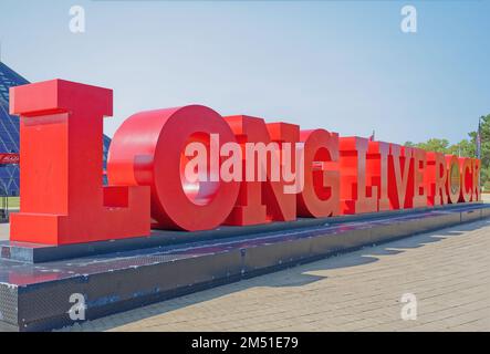 Enseigne de long Live Rock, ajoutée au Rock and Roll Hall of Fame plaza en novembre 2016. Le panneau de 78 mètres de haut est une toile de fond populaire. Banque D'Images