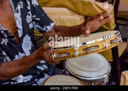 Détail d'un musicien jouant du tambourin dans les rues de Pelourinho à Salvador à Bahia lors d'un spectacle de samba au Carnaval Banque D'Images