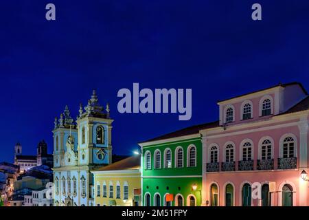 Le quartier de Pelourinho à Salvador vu la nuit avec ses maisons historiques et ses églises illuminées Banque D'Images