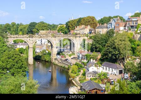 Knaresborough North Yorkshire vue sur la rivière Nidd et le Viaduc depuis le château de Knaresborough North Yorkshire Angleterre GB Europe Banque D'Images