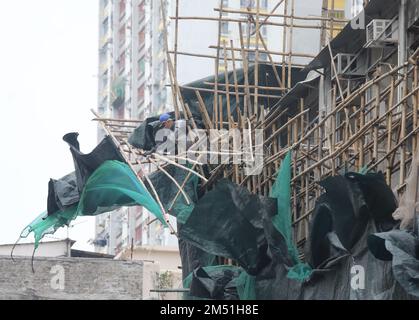 L'échafaudage d'un chantier de construction sur la rue Ming Fung à Wong Tai Sin s'est effondré dans de fortes rafales. 17DEC22 SCMP / Xiaomei Chen Banque D'Images