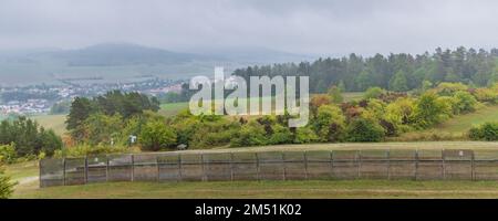 Geisa, Allemagne - 14 septembre 2022: Vue de pique-nique avec clôture métallique de la frontière depuis le poste de guet Alpha à Geisa à Thuringen en Allemagne Banque D'Images