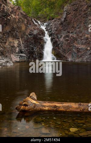 La chute d'eau Shlaws sur la rivière Lester, dans le Minnesota. Banque D'Images