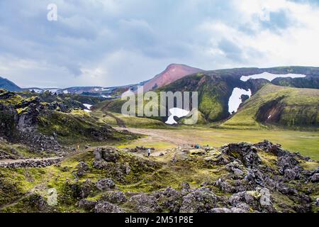 Randonnée dans les montagnes colorées, Green Moss, piscines géothermiques, belle vallée du volcan des Highlands de Landmannalaugar, Islande Banque D'Images