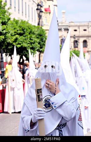Confrères accompagnant les pasos dans l'itinéraire des 'Stations of Penance'. Yeux derrière le masque Banque D'Images