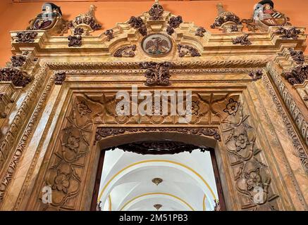 Puebla, Puebla, États-Unis. 9th décembre 2022. La bibliothèque de la Biblioteca Palafoxiana dans le centre historique de Puebla City date de 1646. C'est l'UNESCO qui la reconnaît comme la première bibliothèque publique des Amériques. Puebla, Mexique Vendredi 9 décembre 2022. (Image de crédit : © Mark Hertzberg/ZUMA Press Wire) Banque D'Images