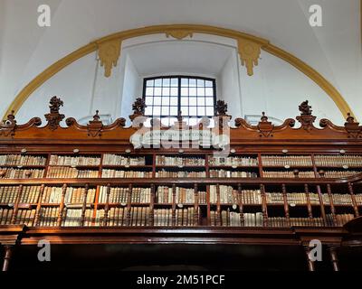 Puebla, Puebla, États-Unis. 9th décembre 2022. La bibliothèque de la Biblioteca Palafoxiana dans le centre historique de Puebla City date de 1646. C'est l'UNESCO qui la reconnaît comme la première bibliothèque publique des Amériques. Puebla, Mexique Vendredi 9 décembre 2022. (Image de crédit : © Mark Hertzberg/ZUMA Press Wire) Banque D'Images
