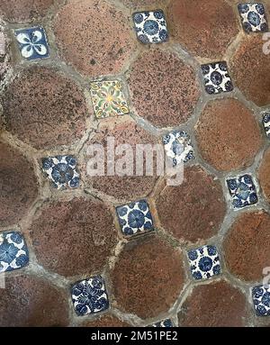 Puebla, Puebla, États-Unis. 9th décembre 2022. La bibliothèque de la Biblioteca Palafoxiana dans le centre historique de Puebla City date de 1646. C'est l'UNESCO qui la reconnaît comme la première bibliothèque publique des Amériques. Puebla, Mexique Vendredi 9 décembre 2022. (Image de crédit : © Mark Hertzberg/ZUMA Press Wire) Banque D'Images