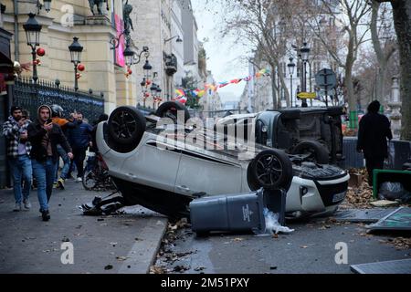 Paris, France. 24th décembre 2022. Les voitures sont renversée lors des émeutes par les Kurdes après le meurtre de trois Kurdes à Paris. Trois membres de la communauté kurde à Paris ont été tués vendredi par un seul tireur, l'homme qui a été arrêté après le crime admet des raisons raciales à l'origine de ces meurtres. (Credit image: © Remon Haazen/ZUMA Press Wire) Banque D'Images