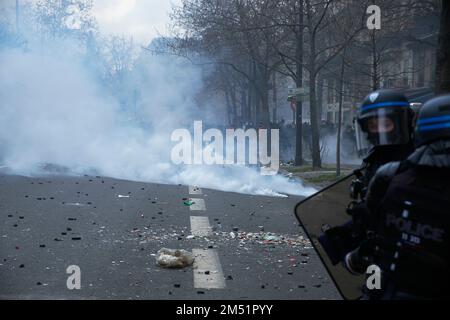 Paris, France. 24th décembre 2022. La police utilise des gaz à effet de feu lors d'émeutes par les Kurdes après que trois membres de la communauté kurde à Paris ont été tués vendredi par un seul homme armé. L'homme qui a été arrêté après le crime admet des raisons raciales pour les meurtres. (Credit image: © Remon Haazen/ZUMA Press Wire) Banque D'Images