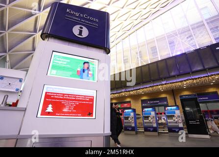 Londres, Royaume-Uni, 24th décembre 2022. Une gare exceptionnellement calme de Kings Cross dans le nord de Londres, où les trains de voyageurs ont fini à 3pm en raison du début de nouvelles grèves. Des millions de personnes sont confrontées à des perturbations à mesure que les horaires sont sévèrement touchés. Credit:Monica Wells/Alay Live News Banque D'Images