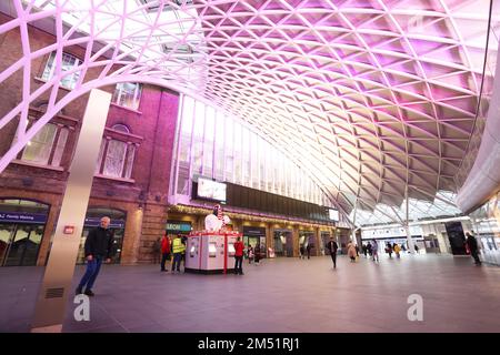 Londres, Royaume-Uni, 24th décembre 2022. Une gare exceptionnellement calme de Kings Cross dans le nord de Londres, où les trains de voyageurs ont fini à 3pm en raison du début de nouvelles grèves. Des millions de personnes sont confrontées à des perturbations à mesure que les horaires sont sévèrement touchés. Credit:Monica Wells/Alay Live News Banque D'Images