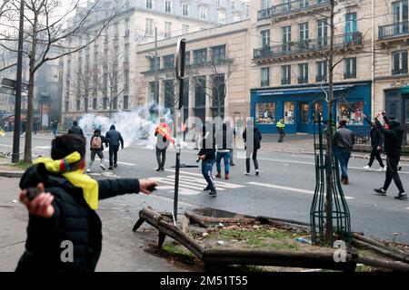 Paris, France. 24th décembre 2022. Les manifestants lancent des projectiles à la police. Manifestation à l'appel du Conseil démocratique kurde en France à la suite de l'attaque la veille qui a eu lieu près d'un centre culturel kurde de la rue d'Enghien et qui a entraîné plusieurs morts. Des centaines de manifestants se sont réunis sur la place de la République. les appuis. Photo de Christophe Michel / ABACAPRESS.COM Credit: Abaca Press/Alay Live News Banque D'Images