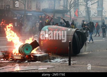 Paris, France. 24th décembre 2022. Dommages causés à la suite de la démonstration. Manifestation à l'appel du Conseil démocratique kurde en France à la suite de l'attaque la veille qui a eu lieu près d'un centre culturel kurde de la rue d'Enghien et qui a entraîné plusieurs morts. Des centaines de manifestants se sont réunis sur la place de la République. les appuis. Photo de Christophe Michel / ABACAPRESS.COM Credit: Abaca Press/Alay Live News Banque D'Images