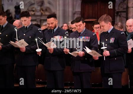 Les membres de la congrégation chantent pendant le service Carol « Together at Christmas » à l'abbaye de Westminster à Londres. Date de la photo: Jeudi 15 décembre 2022. Banque D'Images