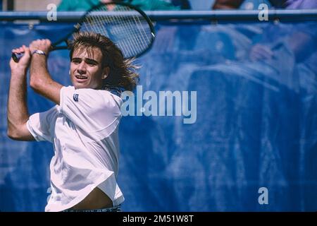 Andre Agassi (USA) en compétition à l'US Open tennis 1988. Banque D'Images