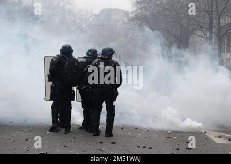 Paris, France. 24th décembre 2022. Rest, lors du rassemblement d'hommage sur la place de la République à Paris, en France, à la suite de l'attaque qui a tué plusieurs militants kurdes, sur 24 décembre 2022. L'attaque la veille qui a eu lieu près d'un centre culturel kurde de la rue d'Enghien et qui a entraîné la mort de trois personnes et trois autres ont été blessées, dont l'une demeure dans un état critique. Les fusillades de vendredi ont eu lieu presque 10 ans après le meurtre de trois militantes kurdes dans la capitale française - Credit: Abaca Press/Alay Live News Banque D'Images