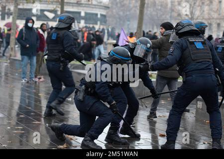 Paris, France. 24th décembre 2022. Rest, lors du rassemblement d'hommage sur la place de la République à Paris, en France, à la suite de l'attaque qui a tué plusieurs militants kurdes, sur 24 décembre 2022. L'attaque la veille qui a eu lieu près d'un centre culturel kurde de la rue d'Enghien et qui a entraîné la mort de trois personnes et trois autres ont été blessées, dont l'une demeure dans un état critique. Les fusillades de vendredi ont eu lieu presque 10 ans après le meurtre de trois militantes kurdes dans la capitale française - Credit: Abaca Press/Alay Live News Banque D'Images