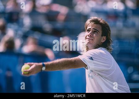 Andre Agassi (USA) en compétition à l'US Open tennis 1988. Banque D'Images