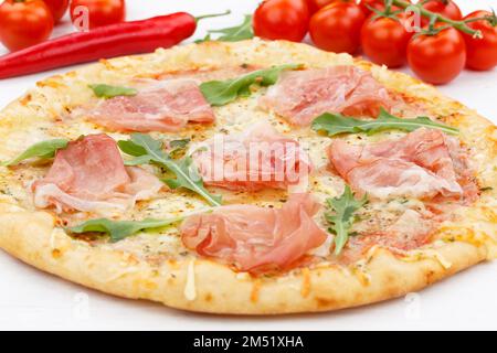 Jambon pizza prosciutto ingrédients à cuire gros plan sur bois de planche Banque D'Images