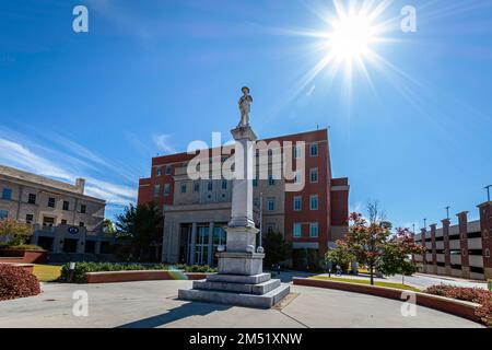 Carrollton, Géorgie, États-Unis-oct 20, 2022: Carroll County Confederate Monument devant le palais de justice du comté. Initialement érigé sur la place de la ville i Banque D'Images