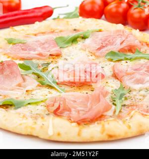 Jambon pizza prosciutto ingrédients de cuisson carré sur bois de planche Banque D'Images