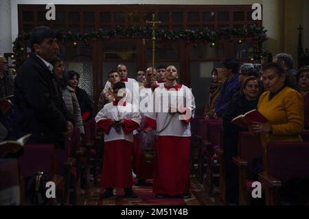 Gaza, Palestine. 24th décembre 2022. (INT) Messe de Noël à l'église catholique romaine de la Sainte famille à Gaza. 24 décembre 2022, Gaza, Palestine : les chrétiens palestiniens assistent à la messe de Noël à l'église catholique romaine de la Sainte famille à Gaza. (Credit image: © Saher Elghorra/TheNEWS2 via ZUMA Press Wire) Credit: ZUMA Press, Inc./Alamy Live News Banque D'Images