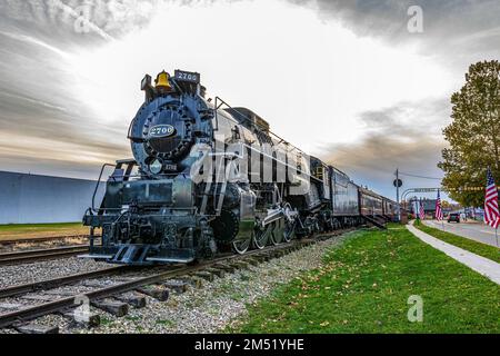 Dennison, Ohio, États-Unis- 24 octobre 2022 : locomotive exposée au Dennison Railroad Depot and Museum, dans le quartier historique de la rue Centre. Banque D'Images