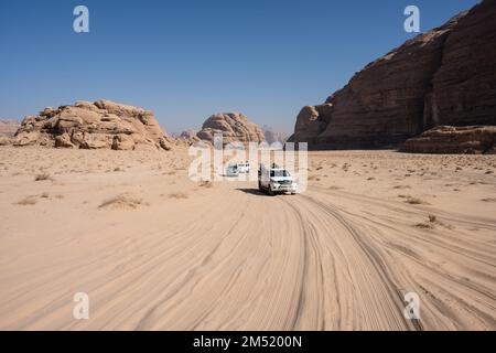 Wadi Rum, jordanie - 30 octobre 2022: Toyota Hilux pick-up roulant dans le désert à Wadi Rum, Jordanie Banque D'Images