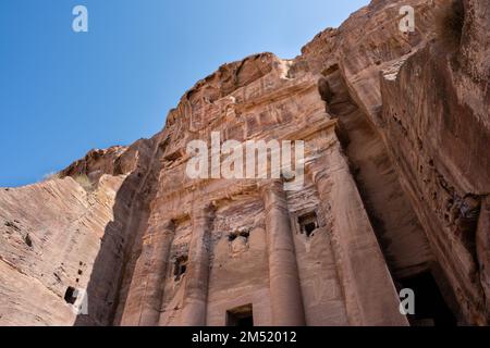 La façade du tombeau de l'urne à Pétra, en Jordanie, s'appelait également le tombeau royal de Malchus Banque D'Images