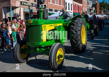 Un tracteur d'époque dans la petite ville Applefest parade Banque D'Images