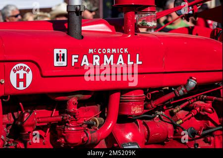 Un gros plan d'un tracteur d'époque dans la petite ville Applefest parade Banque D'Images