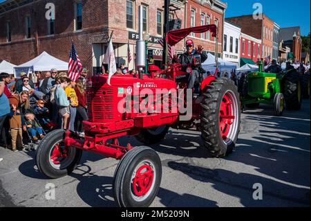 Un tracteur d'époque dans la petite ville Applefest parade Banque D'Images