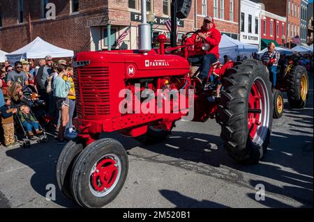 Un tracteur d'époque dans la petite ville Applefest parade Banque D'Images