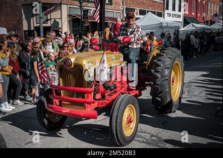 Un tracteur d'époque dans la petite ville Applefest parade Banque D'Images