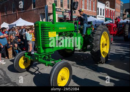 Un tracteur d'époque dans la petite ville Applefest parade Banque D'Images