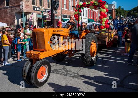 Un tracteur d'époque dans la petite ville Applefest parade Banque D'Images