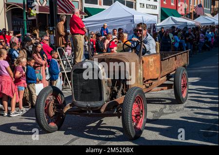 Un camion d'époque dans une petite ville défilé Applefest Banque D'Images