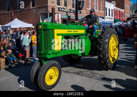 Un tracteur d'époque dans la petite ville Applefest parade Banque D'Images